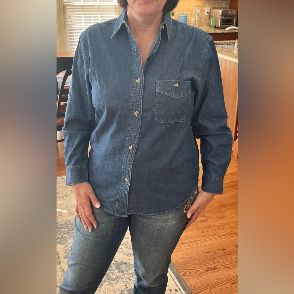Ladies NWOT medium weight denim button down shirt, size medium, 100% cotton.